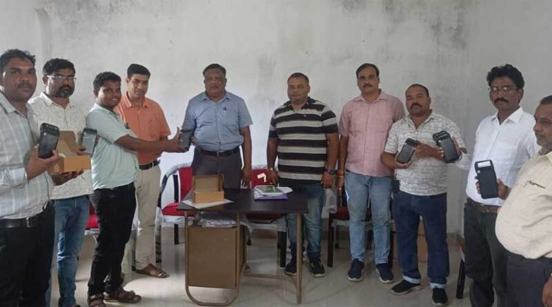 जिले में उर्वरक वितरण होगा हाई-टेक, निजी विक्रेताओं को मिली L1 Pos मशीनें