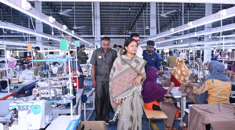 मंत्री श्रीमती लक्ष्मी राजवाड़े ने शबरी एंपोरियम, और गारमेंट फैक्ट्री का किया अवलोकन