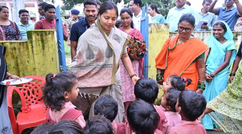 रायपुर : महिला एवं बाल विकास मंत्री श्रीमती राजवाड़े कोंडागांव के प्रवास पर