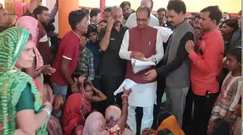 बाढ़ पीड़ितों से मिले केंद्रीय मंत्री शिवराज, मूंग उपार्जन केंद्र का किया औचक निरीक्षण