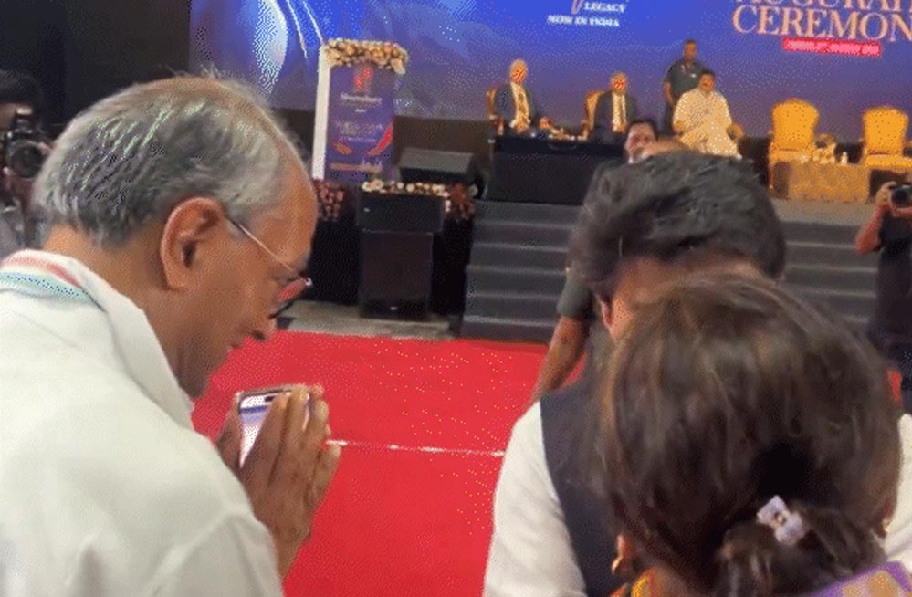 भोपाल में सिंधिया और दिग्विजय ने मिलाया हाथ, मंच पर दिखा सामंजस्य, सभागार में तालियां गूंज उठीं