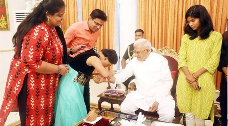 राज्यपाल  पटेल को राखी बांधकर राजभवन में मनाया गया रक्षाबंधन पर्व