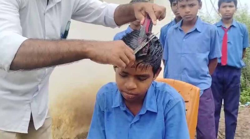 ‘सैलून वाले गुरुजी’: बच्चों को पढ़ाई के साथ मुफ्त हेयर कटिंग की अनोखी सौगात
