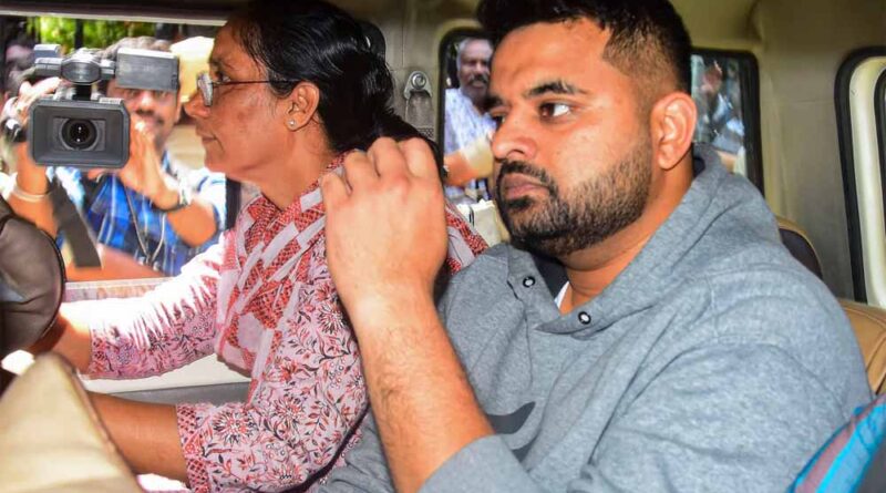 साड़ी बनी सबूत: पूर्व सांसद को बलात्कार मामले में हुई जेल