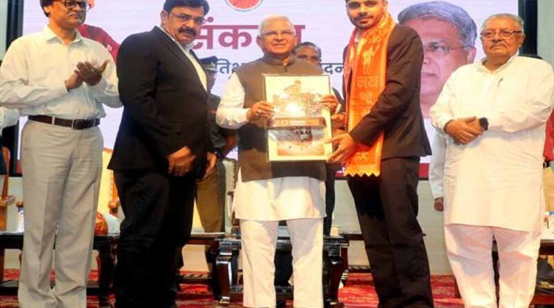 सरकार के कल्याणकारी कार्यक्रमों की सफलता सुनिश्चित कराएं : राज्यपाल पटेल