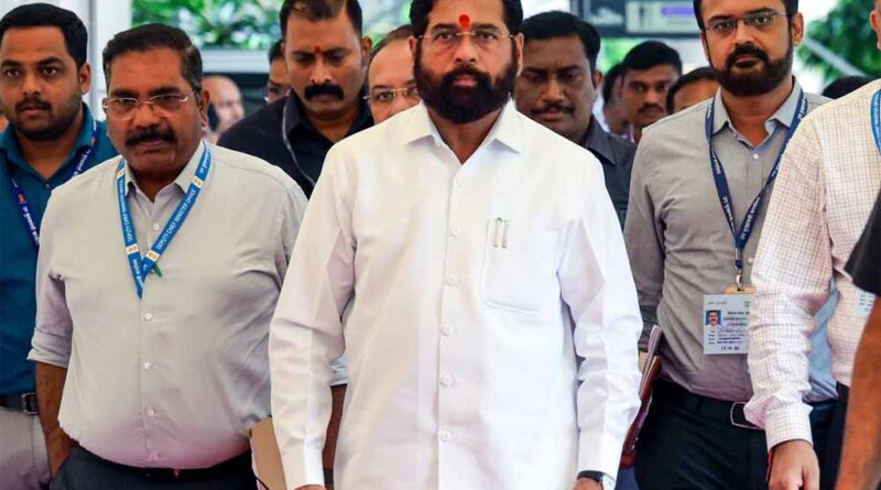 फडणवीस कैबिनेट से दूरी, शिंदे और करीबी नेताओं की गैरहाज़िरी से सियासी अटकलें तेज़