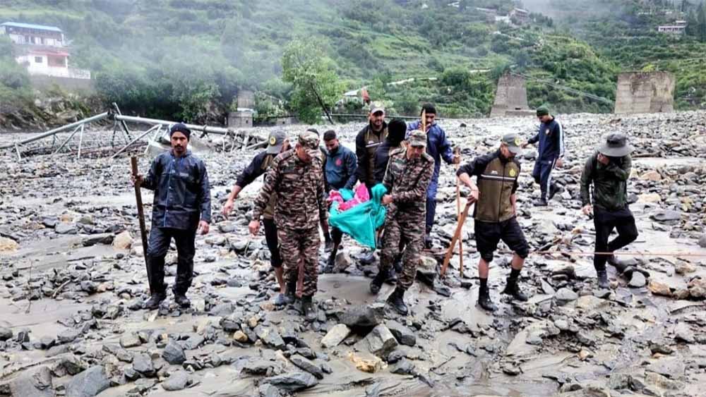 उत्तरकाशी आपदा: धराली में 367 से अधिक लोगों का सफल रेस्क्यू, हेलीकॉप्टर से राहत कार्य जारी