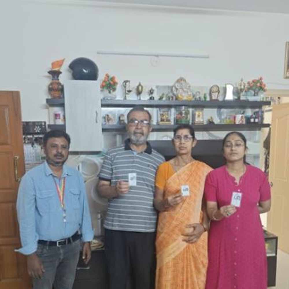 राहुल गांधी के आरोपों के बाद बेंगलुरु परिवार का सच आया सामने, चुनाव आयोग ने किया असली मतदाता साबित राहुल गांधी के आरोपों के बाद बेंगलुरु परिवार का सच आया सामने, चुनाव आयोग ने किया असली मतदाता साबित