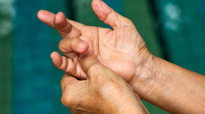 उंगलियों में दर्द और सूजन को न करें नजरअंदाज, ट्रिगर फिंगर की हो सकती है शुरुआत