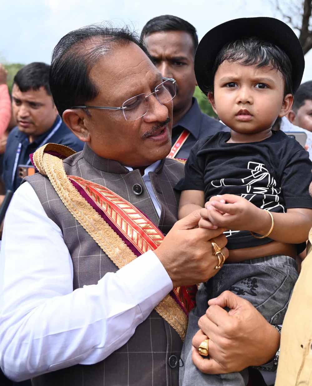 सरल और सहज मुख्यमंत्री विष्णु देव साय का दिखा अपनत्व, नन्हे इवान को गोद में लेकर किया दुलार