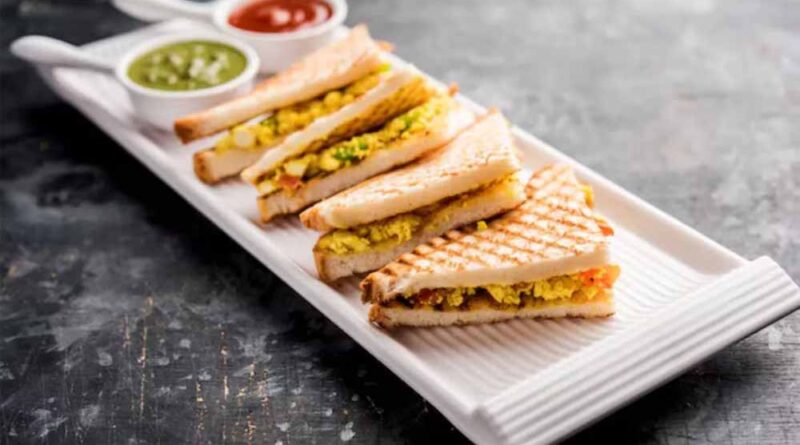 ब्रेकफास्ट या स्नैक्स के लिए परफेक्ट पनीर भुर्जी सैंडविच