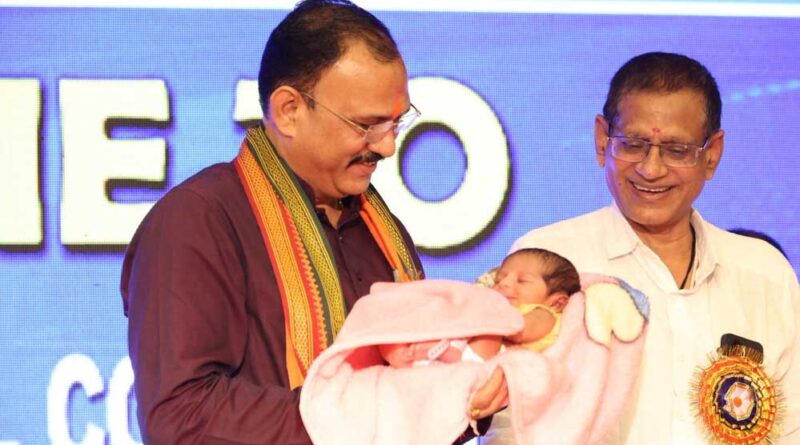 रायपुर : अपने जान की परवाह किए बिना काम करती हैं नर्सेस: स्वास्थ्य मंत्री श्याम बिहारी जायसवाल