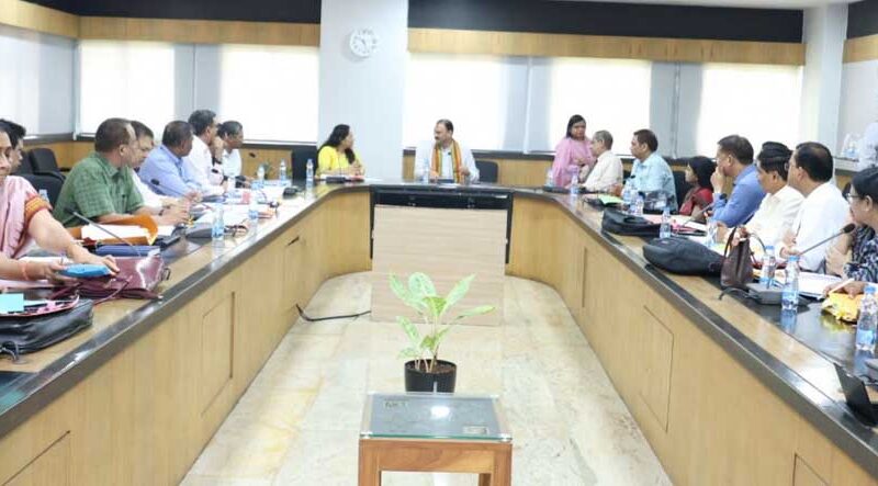 रायपुर : स्वास्थ्य मंत्री की अध्यक्षता में सभी चिकित्सा महाविद्यालयों के डीन एवं मेडिकल सुपरिटेंडेंट की समीक्षा बैठक