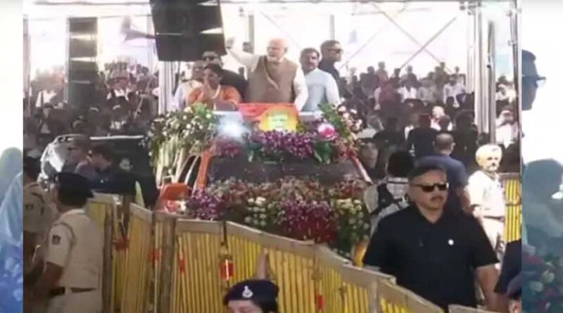 धार में पीएम मोदी का भव्य स्वागत, खुली जीप से पहुंचे कार्यक्रम स्थल