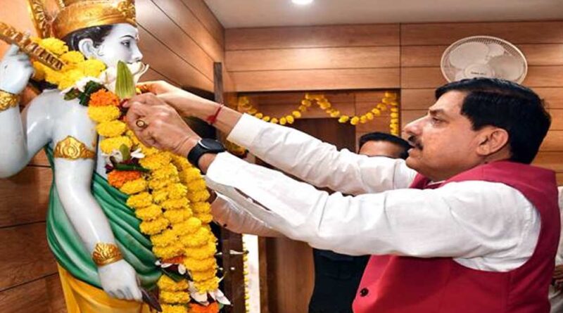 मुख्यमंत्री डॉ. यादव ने भगवान धन्वंतरि की प्रतिमा पर किया माल्यार्पण