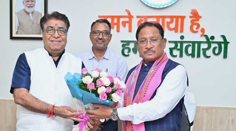 रायपुर : मुख्यमंत्री से ट्रिपल आई टी नया रायपुर के निदेशक प्रोफेसर ओमप्रकाश व्यास ने की सौजन्य मुलाकात