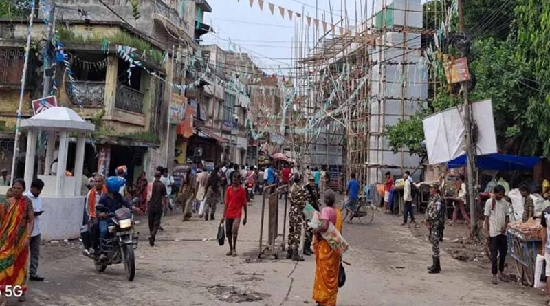 भयानक तस्वीरें: बिहार के इस गांव में नेपाल से लगी आग, घर और बाइकें जलते देख लोग सहम गए