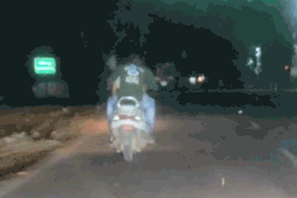 कांकेर में चलती स्कूटी पर कपल का सार्वजनिक रोमांस, वीडियो वायरल होने पर मचा हड़कंप