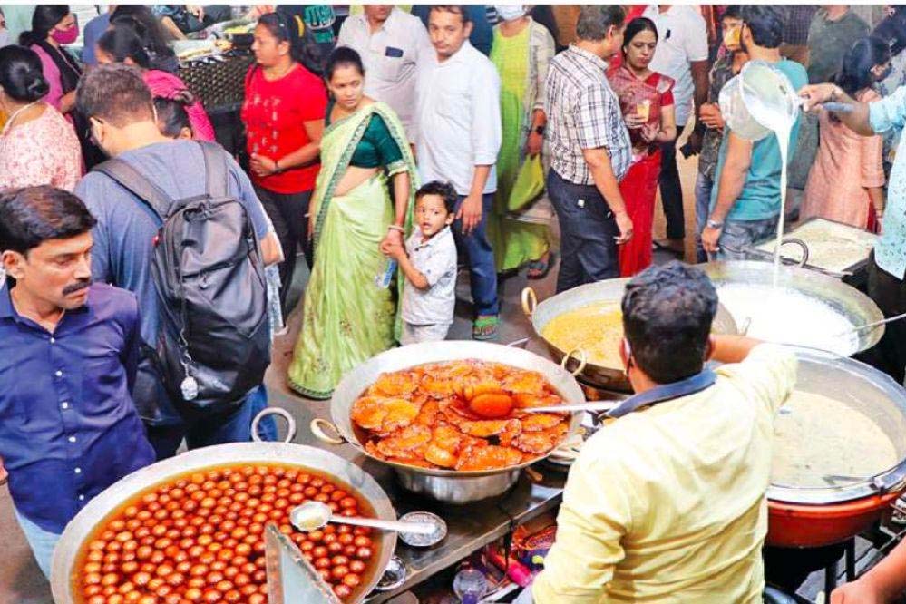 इंदौर के राजवाड़ा में रात में अफसरों की बैठक, व्यापारियों के साथ लिए गए 5 अहम फैसले