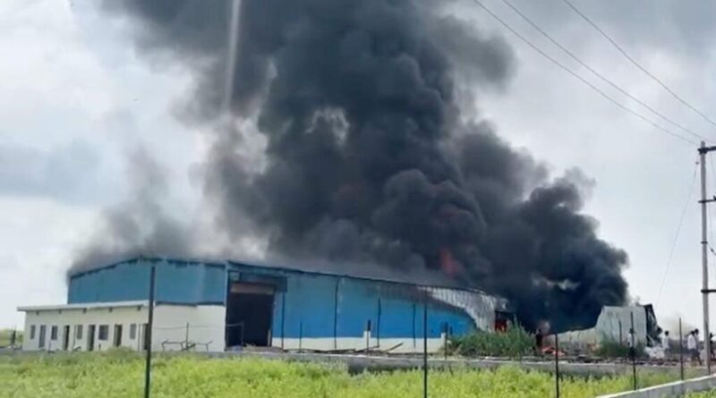 CG Breaking : पाइप फैक्ट्री में लगी भीषण आग, आसमान में छाया काले धुएं का गुबार…करोड़ों का सामान जलकर खाक