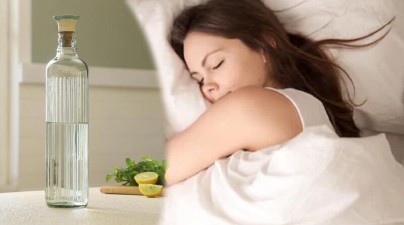 वास्तु शास्त्र: बेड के पास पानी की बोतल रखने से क्यों बचें, जानकर हो जाएंगे हैरान