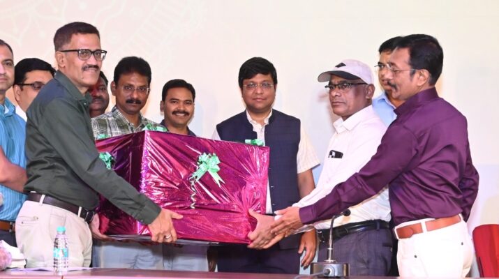 जनसंपर्क विभाग के अपर संचालक जे.एल. दरियो को सेवानिवृत्ति पर दी गई गरिमामय विदाई