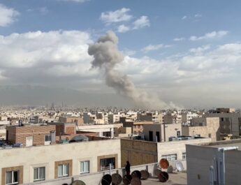 ईरान पर बरस रही मिसाइलें, मिडिल ईस्ट के अमेरिकी बेसों पर पलटवार; अब तक 24 लोगों की मौत