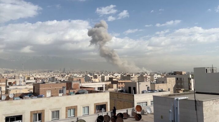 ईरान पर बरस रही मिसाइलें, मिडिल ईस्ट के अमेरिकी बेसों पर पलटवार; अब तक 24 लोगों की मौत ईरान पर बरस रही मिसाइलें, मिडिल ईस्ट के अमेरिकी बेसों पर पलटवार; अब तक 24 लोगों की मौत