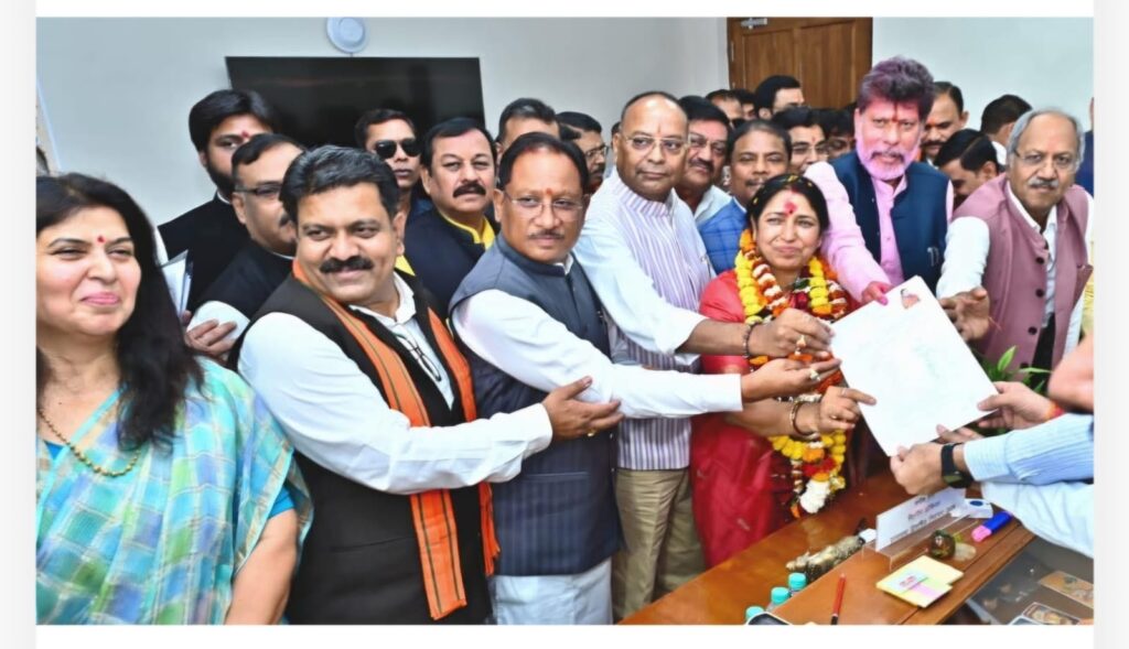 श्रीमती लक्ष्मी वर्मा एवं श्रीमती फूलो देवी नेताम ने राज्यसभा निर्वाचन के लिए नाम-निर्देशन पत्र भरा.